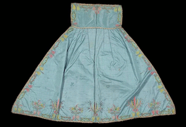 Передник с вышивкой