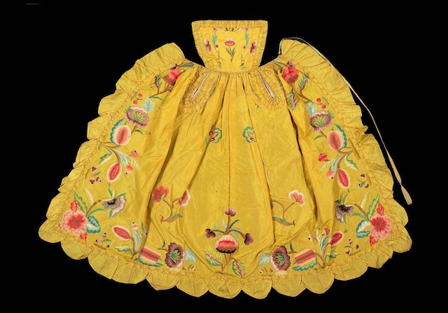 Передник с вышивкой